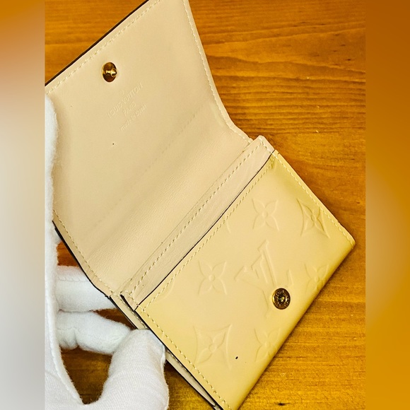 EUC Louis Vuitton Cream Envelope Carte de Visite Monogram Vernis Wallet - Picture 11 of 15